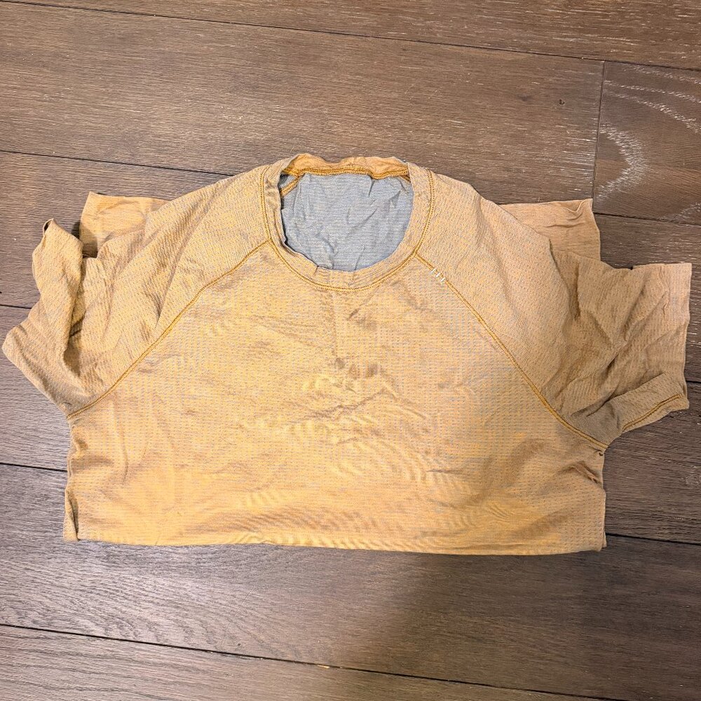 Mens lululemon Short Sleeve Metal Vent Tee Size Medium - Tan